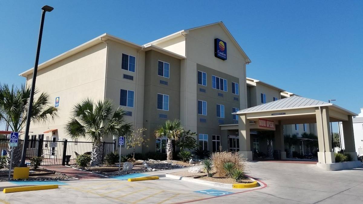 Elegant Stay at Comfort Inn & Suites Lakeside